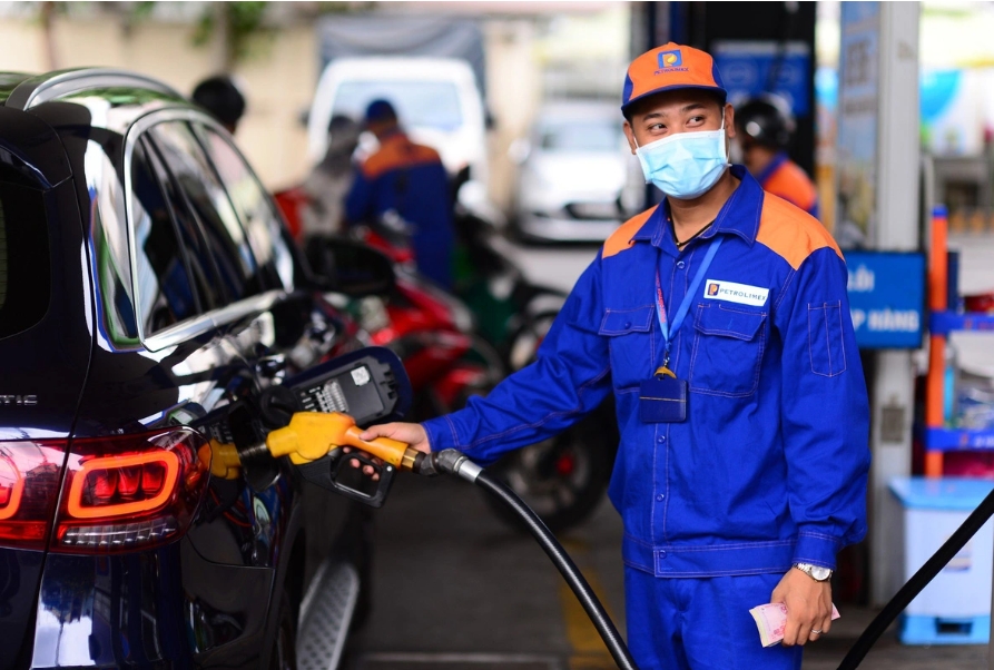 Domestic petrol prices nosedive to below VND20,000 per litre